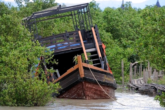 mrauk oo broken down boat on river ssbwa8v1302.jpg