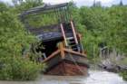 mrauk oo broken down boat on river ssbwa8v1302_small.jpg