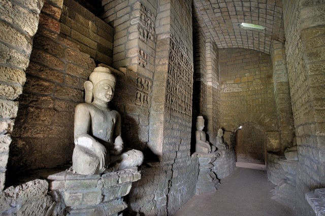 mrauk oo temple of many thousand buddhas ssbwa8v1765_3_4.jpg