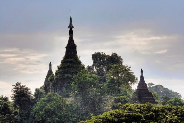 mrauk oo hilltop temple ssbwa8v1825_3_4.jpg