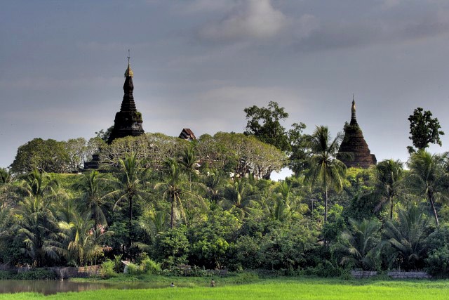 mrauk oo temple of many buddhas ssbwa8v2301_299_300.jpg