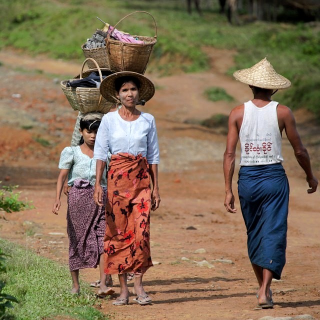 mrauk oo smoking old woman, people carrying baskets on head ssbwa8v2457.jpg