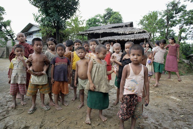 mrauk oo village children gathering and waiting ssbwa8v2520.jpg